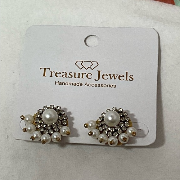 Gold and White Fan Design Earrings with Sparkling Crystals - Picture 5 of 9